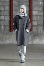 アカネ ウツノミヤ 2025-26年秋冬コレクション、古典的な女性らしさを“着崩す”｜写真33