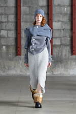 アカネ ウツノミヤ 2025-26年秋冬コレクション、古典的な女性らしさを“着崩す”｜写真34