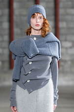 アカネ ウツノミヤ 2025-26年秋冬コレクション、古典的な女性らしさを“着崩す”｜写真35