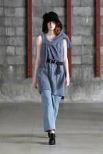 アカネ ウツノミヤ 2025-26年秋冬コレクション、古典的な女性らしさを“着崩す”｜写真36