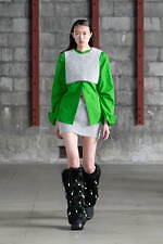 アカネ ウツノミヤ 2025-26年秋冬コレクション、古典的な女性らしさを“着崩す”｜写真37