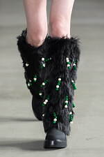 アカネ ウツノミヤ 2025-26年秋冬コレクション、古典的な女性らしさを“着崩す”｜写真38