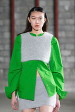 アカネ ウツノミヤ 2025-26年秋冬コレクション、古典的な女性らしさを“着崩す”｜写真39