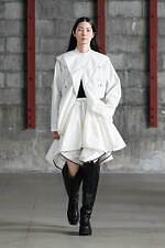 アカネ ウツノミヤ 2025-26年秋冬コレクション、古典的な女性らしさを“着崩す”｜写真41