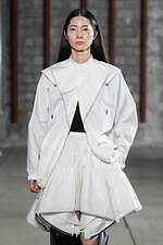 アカネ ウツノミヤ 2025-26年秋冬コレクション、古典的な女性らしさを“着崩す”｜写真42