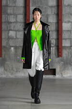 アカネ ウツノミヤ 2025-26年秋冬コレクション、古典的な女性らしさを“着崩す”｜写真44