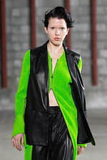 アカネ ウツノミヤ 2025-26年秋冬コレクション、古典的な女性らしさを“着崩す”｜写真46