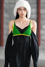 アカネ ウツノミヤ 2025-26年秋冬コレクション、古典的な女性らしさを“着崩す”｜写真50