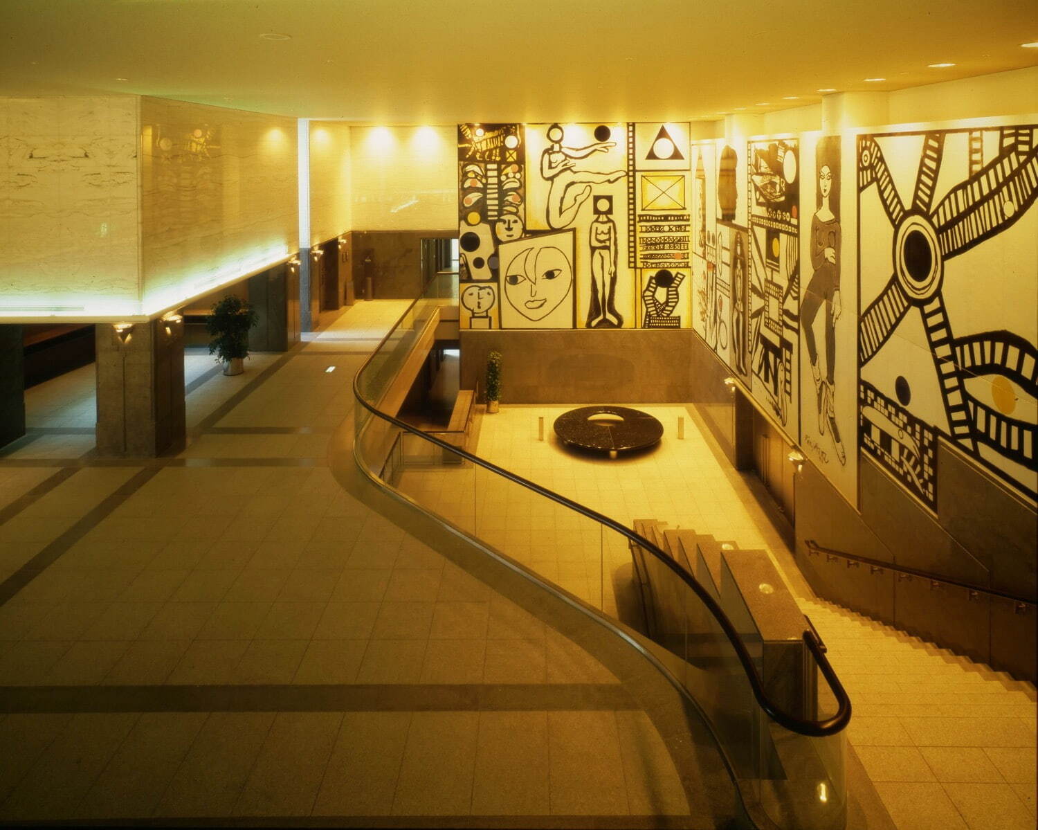 猪熊弦一郎 レグザムホール(香川県県民ホール)壁画《21世紀に贈るメッセージ》 1988年 撮影：高橋章