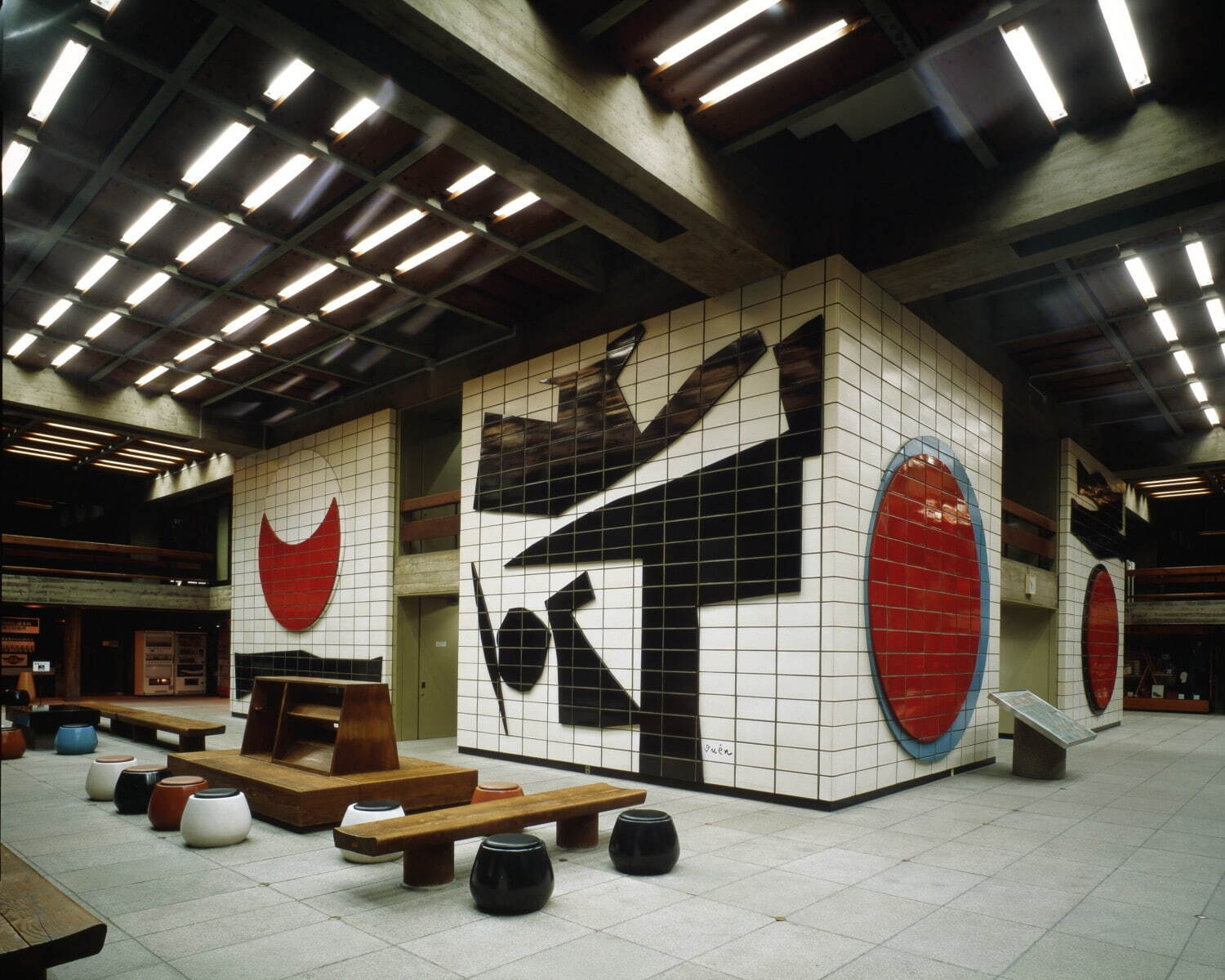 猪熊弦一郎 香川県庁舎東館陶画《和敬清寂》 1958年 撮影：高橋章