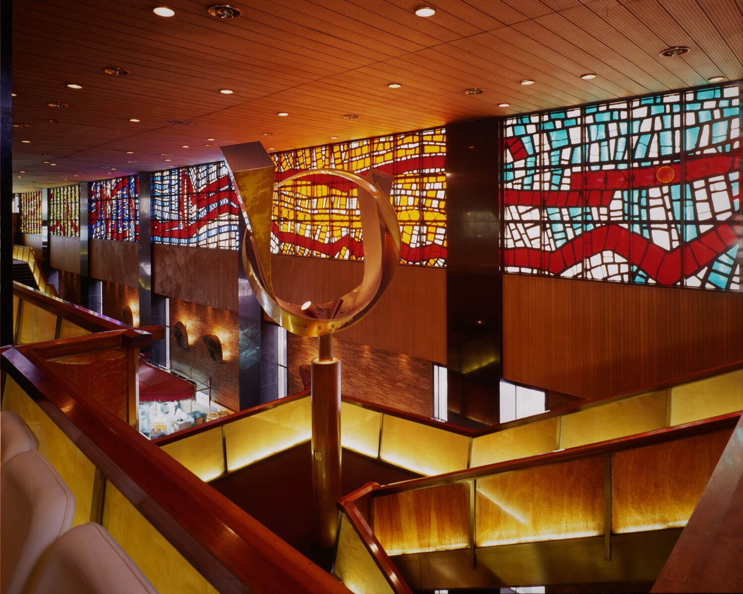 猪熊弦一郎 帝国劇場ステンドグラス《律動》 1966年 撮影：高橋章