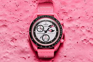 オメガ×スウォッチの腕時計「ムーンスウォッチ」ピンクの月が現れるムーンフェイズ