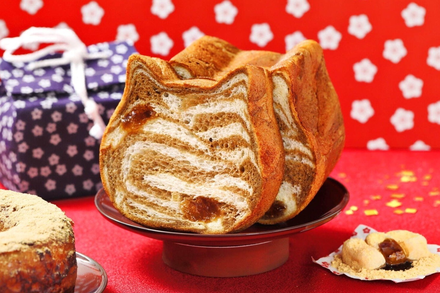 チーズケーキ｜「ねこねこ食パン 桔梗信玄餅」黒蜜風味の“茶トラ柄”生地×もちっとわらび餅、ねこ型チーズケーキも