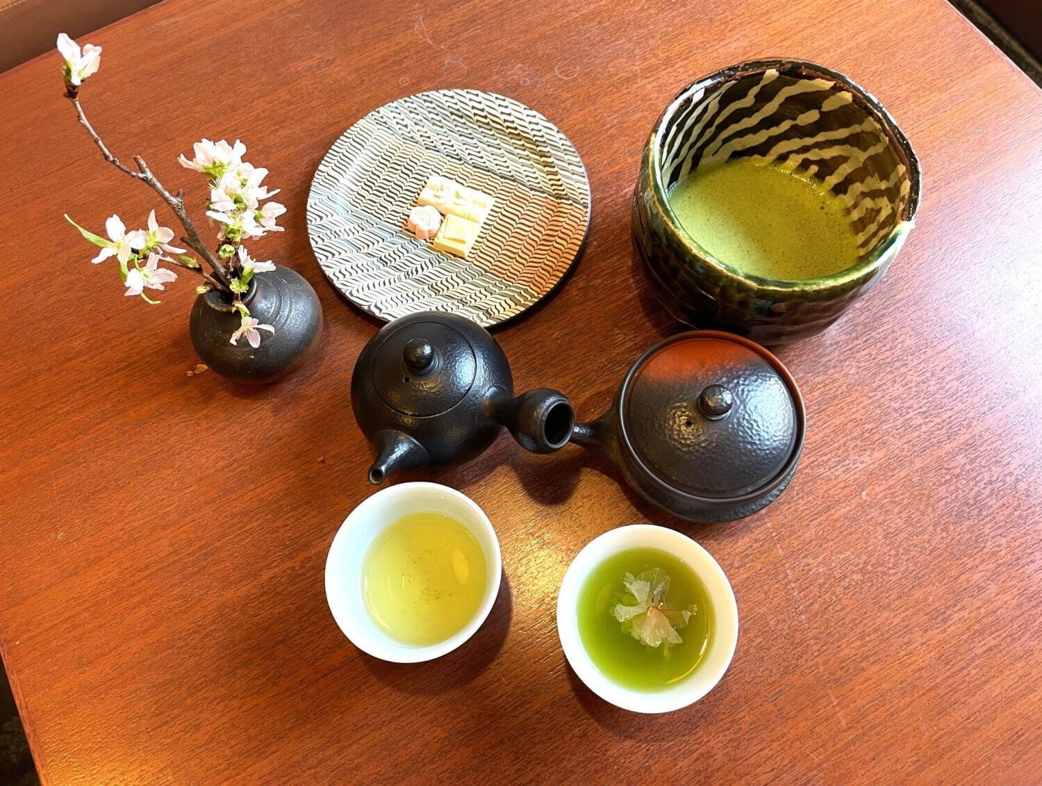 お茶と菓子のセット 1,200円