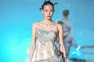 シシオ 2025-26年秋冬コレクション「諸行無常」の世の中に永遠の愛を