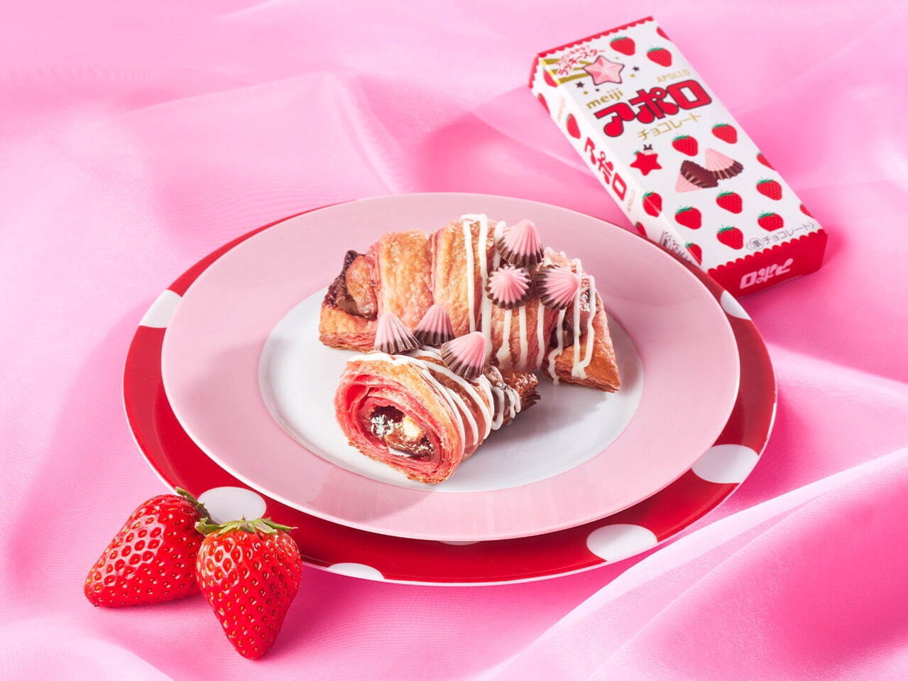 サンマルクカフェ×明治「アポロ」いちごクリーム入りチョコクロやあまおう苺のまろやかミルクスムージー｜写真2