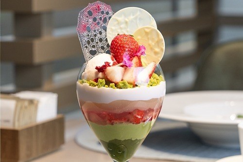“桜香る”フレッシュ苺×抹茶の春色グラデーションパフェ、アルマーニ / カフェ 表参道から