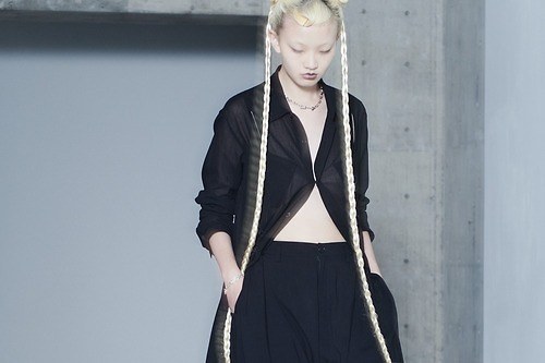 リミ フゥ“透け感ブラック”のシャツドレスやスリット入りブラウス、ヴィンテージ風デニムも