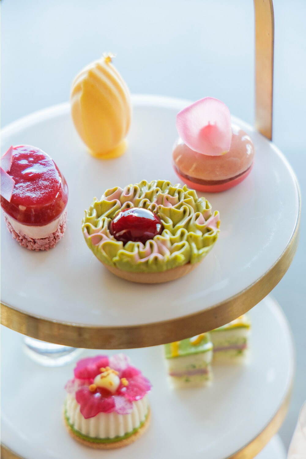 フォーシーズンズホテル東京大手町「フローラルアフタヌーンティー」紫陽花イメージのピスタチオタルトなど｜写真5