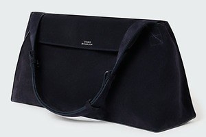 スタジオ ニコルソンの台形バッグ「シボル」深いネイビーカラーが渋谷パルコ店限定で