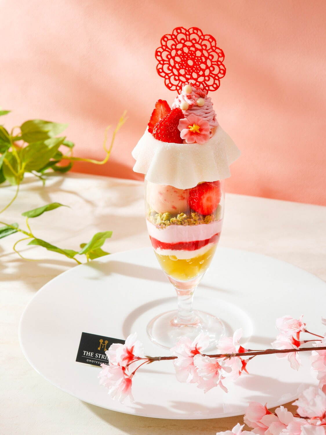 「桜×いちごのフリフリパフェ」2,300円※サービス料15％別