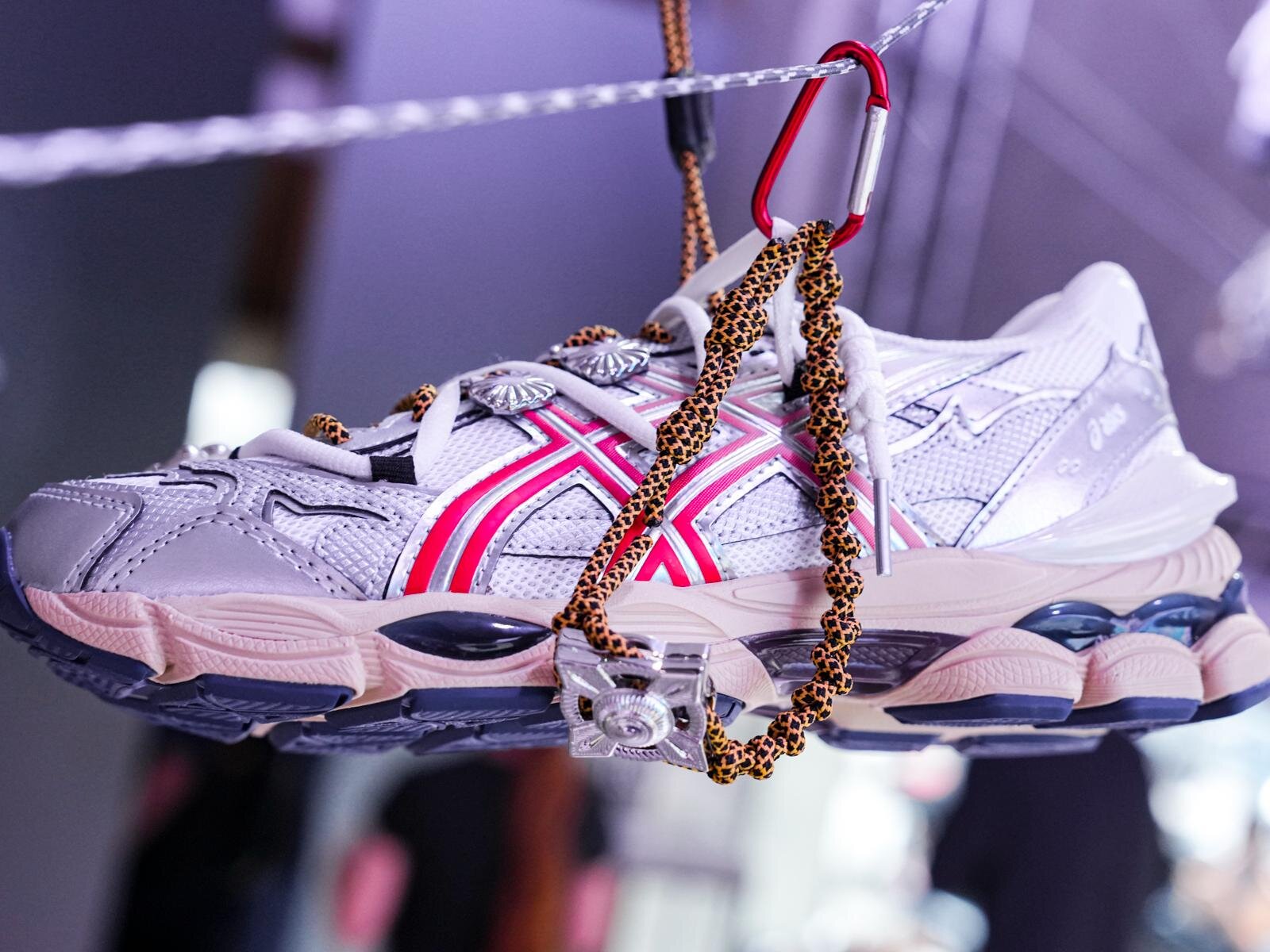 TOGA×アシックス初コラボスニーカー「ゲルNYC」“メタルコンチョ