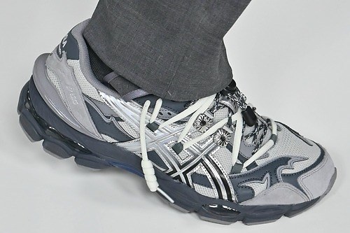 TOGA×アシックス初コラボスニーカー「ゲルNYC」“メタルコンチョ”装飾のダブルシューレース仕様