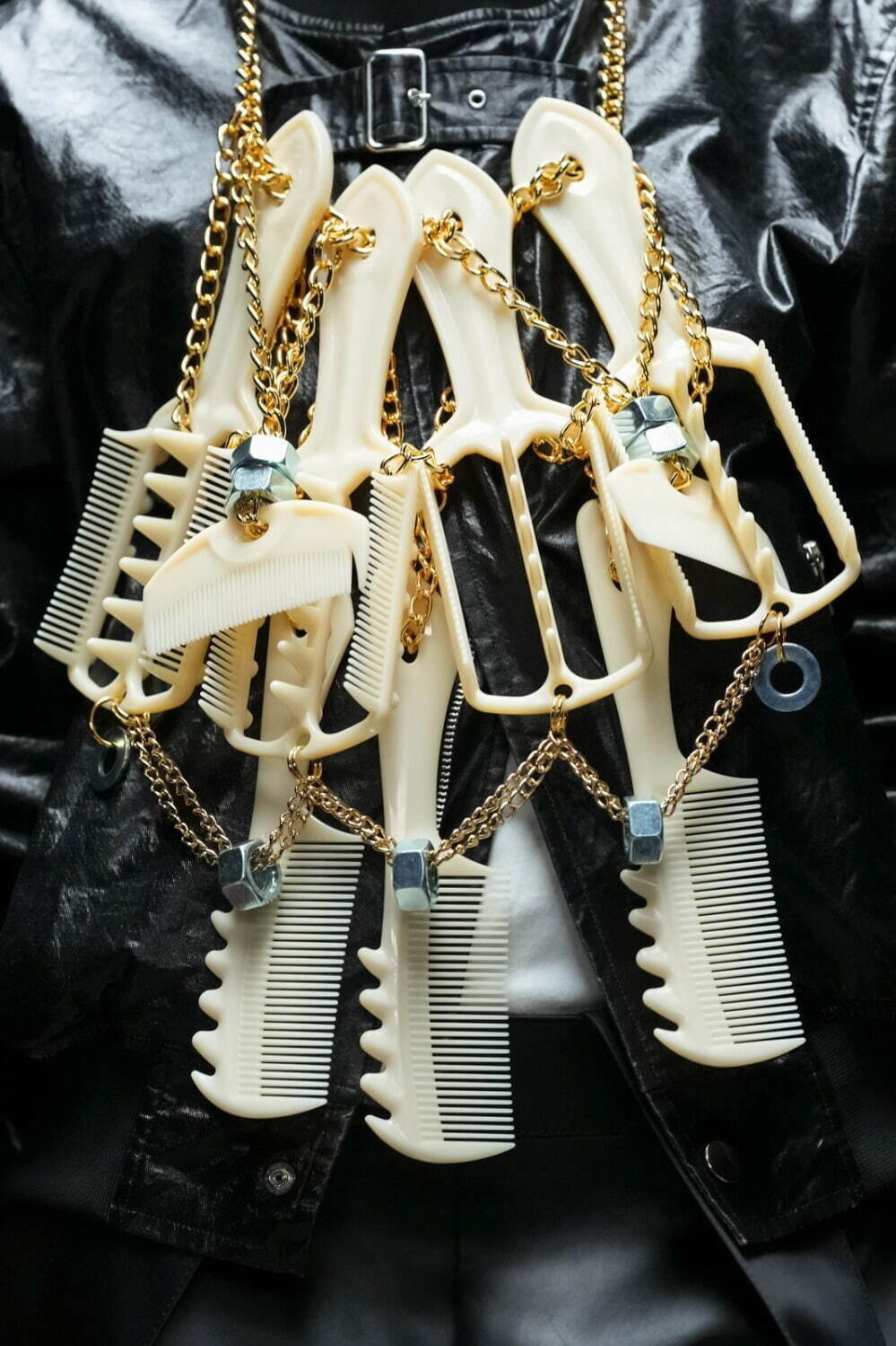 タオ×ラブクロム“ヘアコーム”のネックレス - きらめくチェーンやナット、ニットパーツをカスタム｜写真2