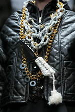 タオ×ラブクロム“ヘアコーム”のネックレス - きらめくチェーンやナット、ニットパーツをカスタム｜写真1