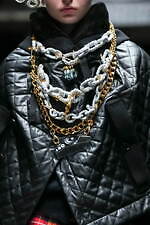 タオ×ラブクロム“ヘアコーム”のネックレス - きらめくチェーンやナット、ニットパーツをカスタム｜写真5