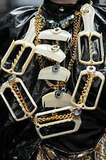 タオ×ラブクロム“ヘアコーム”のネックレス - きらめくチェーンやナット、ニットパーツをカスタム｜写真3