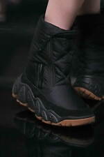 タオ×パトリックの撥水キルティングブーツ、幾何学的な厚底ラバーソールをプラス｜写真2