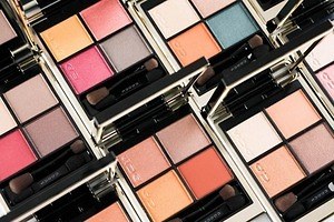 SUQQU「シグニチャー カラー アイズ」人気色ランキング、4色アイシャドウ全色スウォッチ・塗り比べ