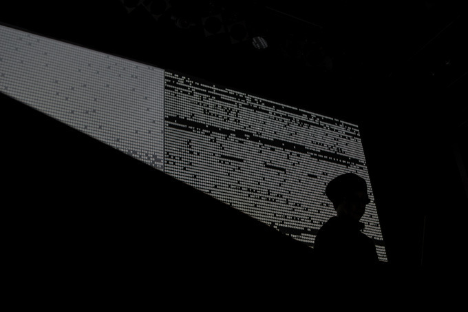 電子音楽家・池田亮司の単独公演がラフォーレ原宿で開催 - 代表2作品を連続上演 | 写真