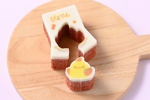 ベリーミルク味の「ぴよりんかたぬきバウム」甘酸っぱくまろやかなしっとりバウムクーヘン、名古屋駅で｜写真2