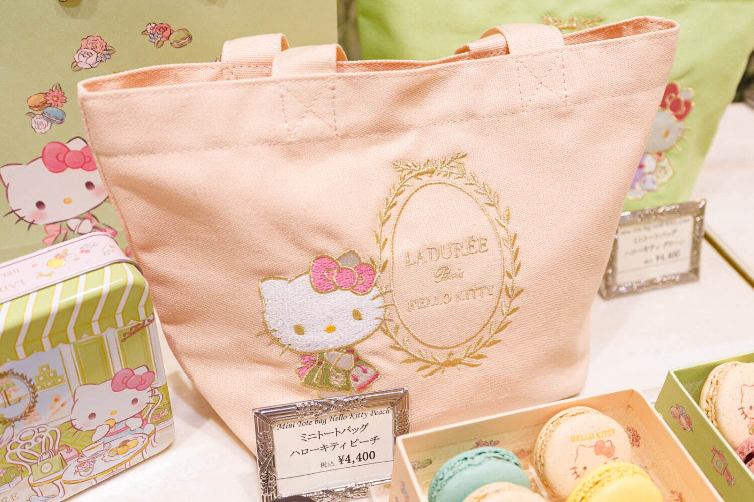 キティさんがパリの老舗パティスリー「ラデュレ」とコラボ