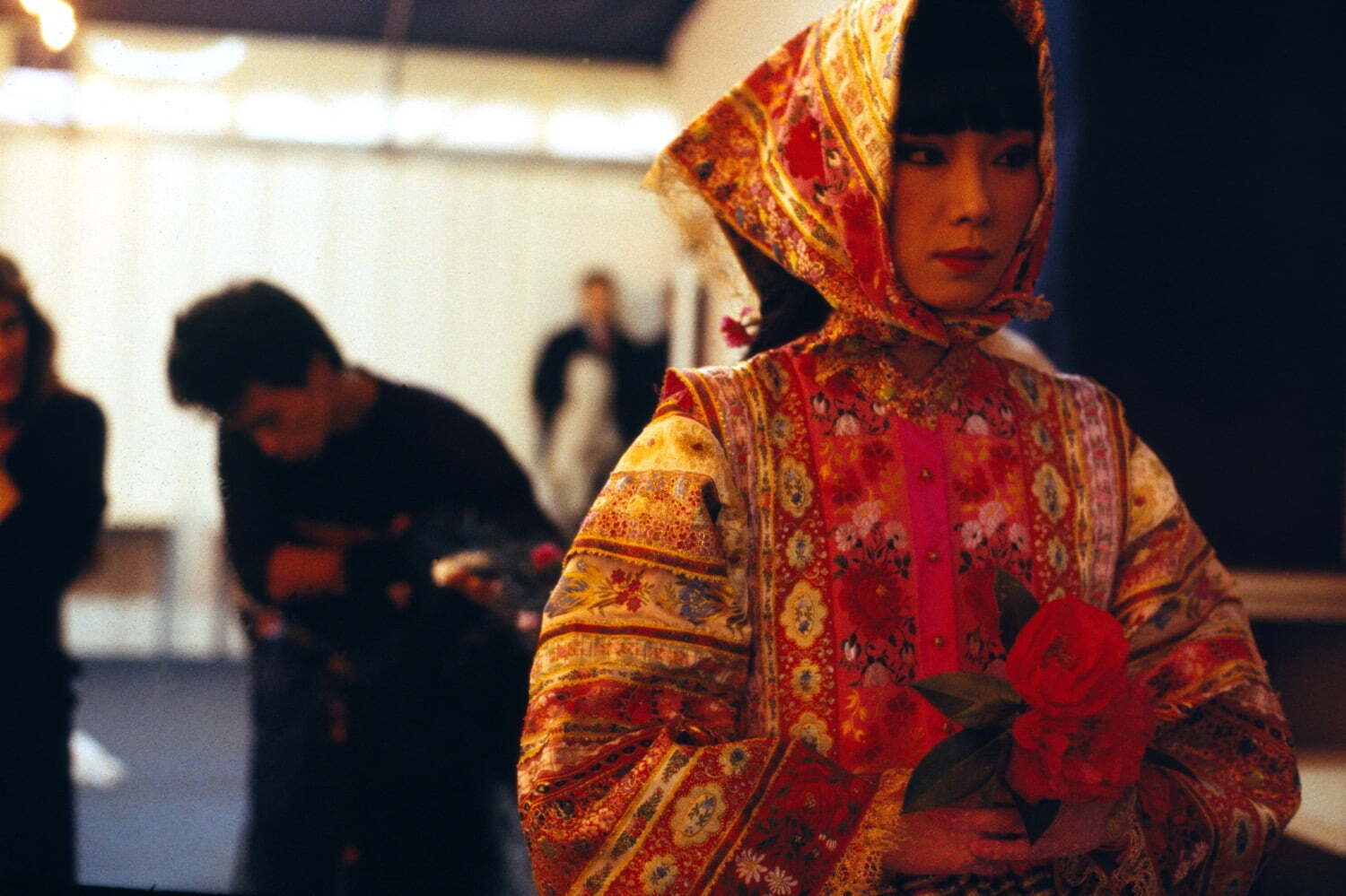 写真｜ケンゾー創設者・髙田賢三の大規模回顧展が姫路市立美術館で、“花の刺繍”リボンの大作ドレスなど一堂に