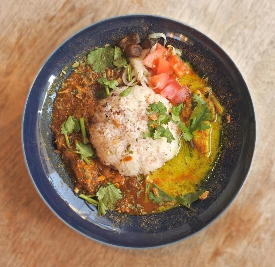 「キューチャンカレーとチキンカレーのあいがけ」