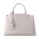 ルイ・ヴィトンのウィメンズバッグ＆長財布、“ペールグレー”のモノグラム型押しレザーで｜写真1