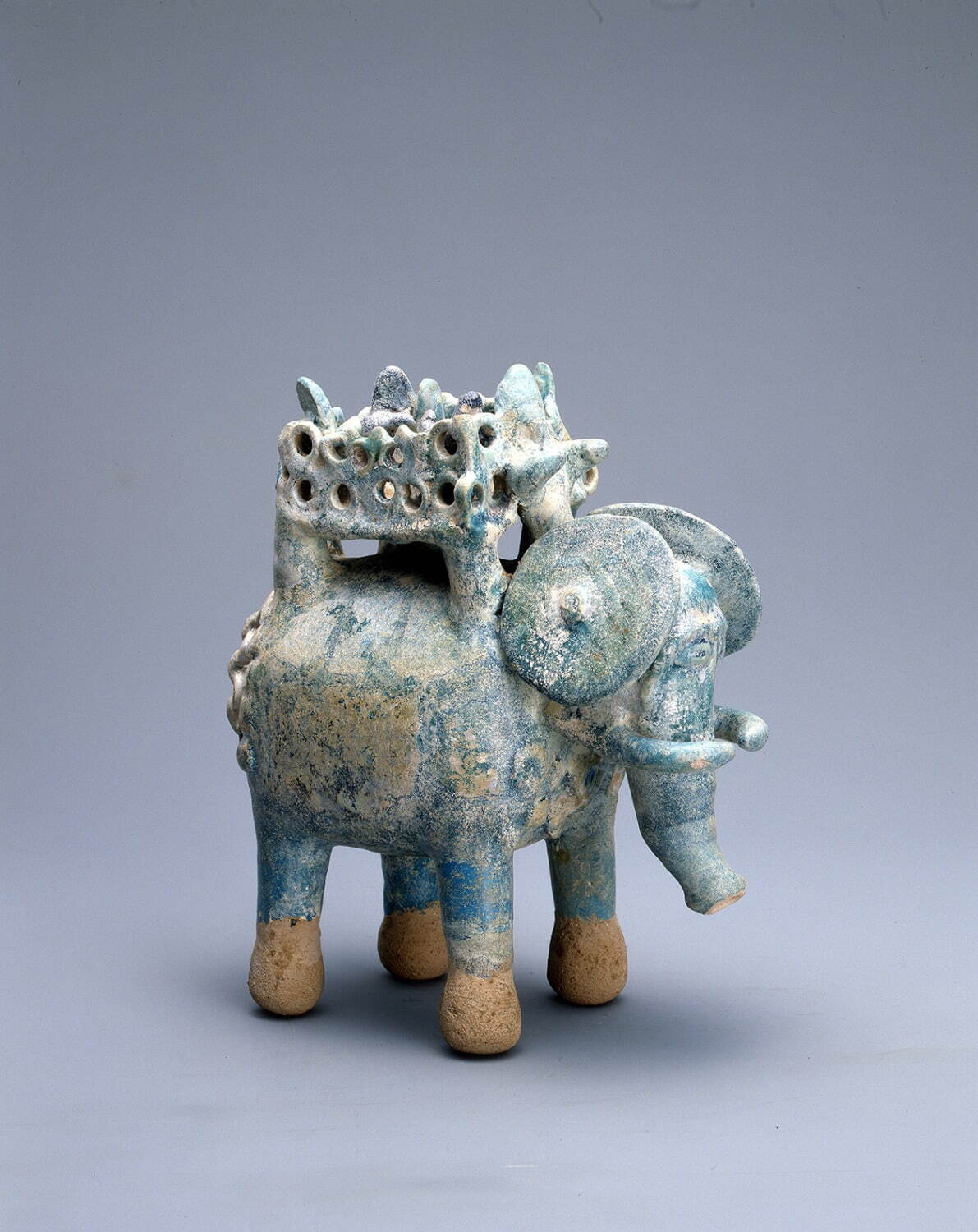 《青釉銀化象》イラン 12-13世紀