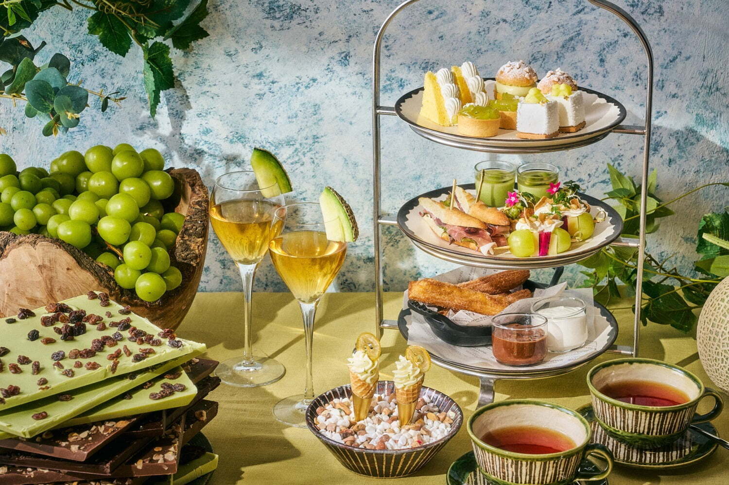 シャインマスカット｜アンダーズ 東京の初夏アフタヌーンティー、シャインマスカットタルト＆メロンショートケーキなど