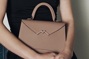 モワナ“Mロゴ”レザーバッグ、湾曲シルエットのクラッチ＆ハンドバッグをペールカラーで