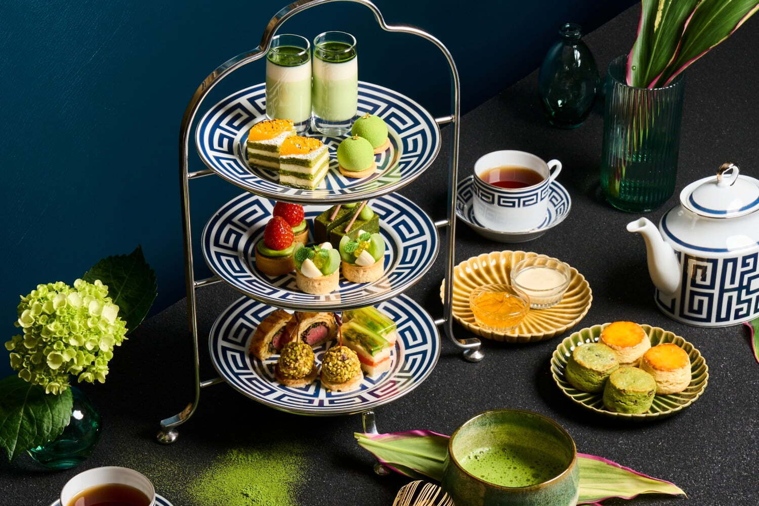 抹茶アフタヌーンティー｜セント レジス ホテル 大阪の抹茶アフタヌーンティー、“丸ごと1粒”苺タルトや抹茶マンゴームース