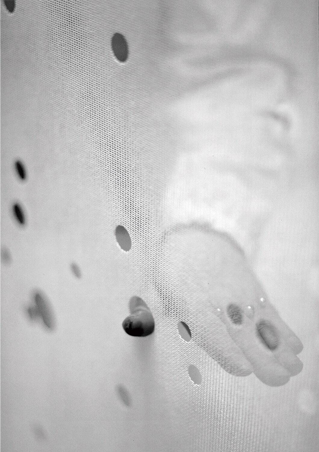 中西夏之 《紗幕孔穿》展示風景(部分)
1997年撮影 撮影：後藤充 ©Natsuyuki Nakanishi