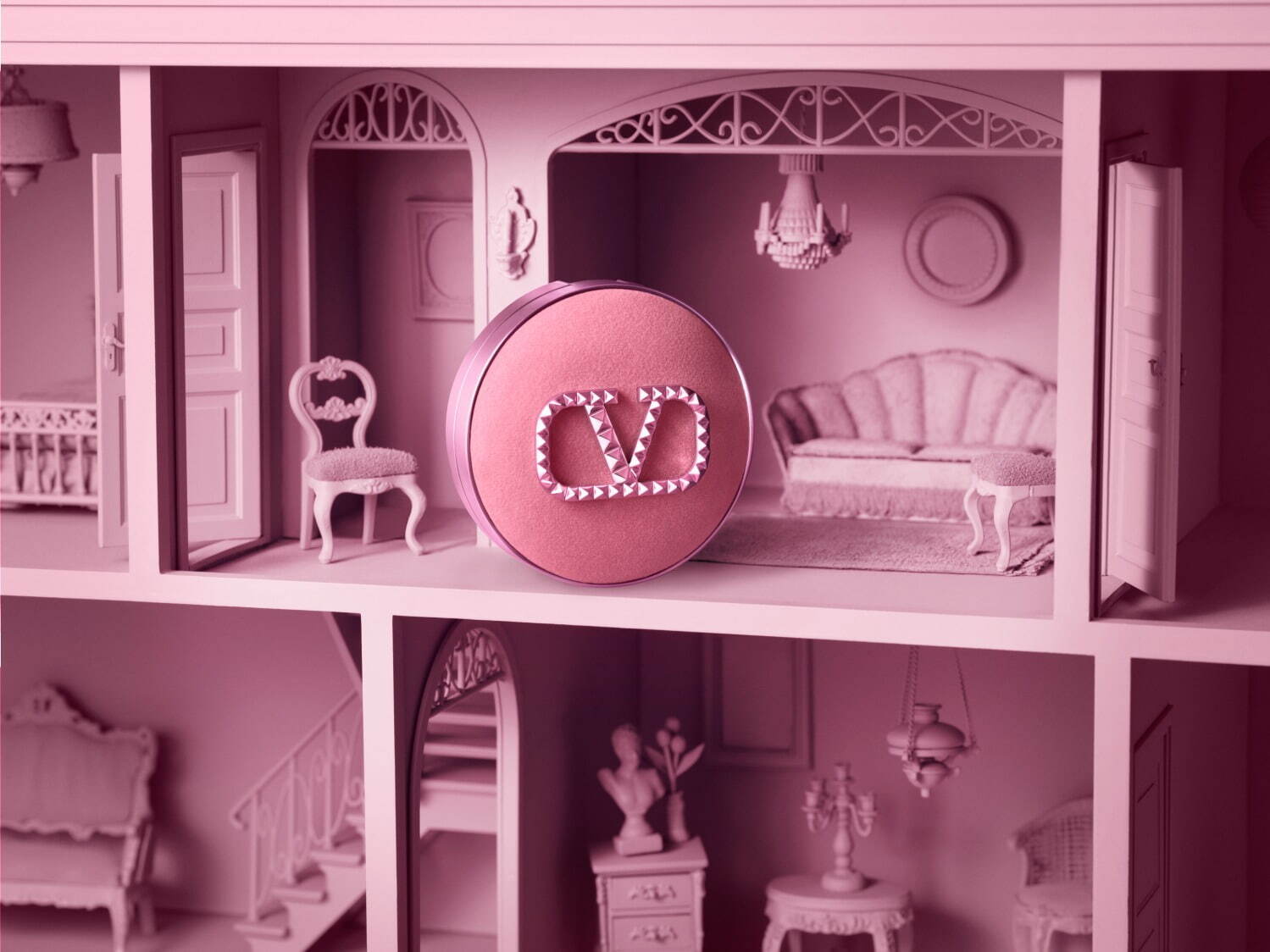 ヴァレンティノ ビューティ25年夏コスメ、“ベルベット×ピンクスタッズ”の人気クッションファンデ｜写真1