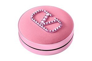 ヴァレンティノ ビューティ25年夏コスメ、“ベルベット×ピンクスタッズ”の人気クッションファンデ｜写真3