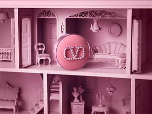 ヴァレンティノ ビューティ25年夏コスメ、“ベルベット×ピンクスタッズ”の人気クッションファンデ｜写真1