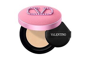 ヴァレンティノ ビューティ25年夏コスメ、“ベルベット×ピンクスタッズ”の人気クッションファンデ｜写真2
