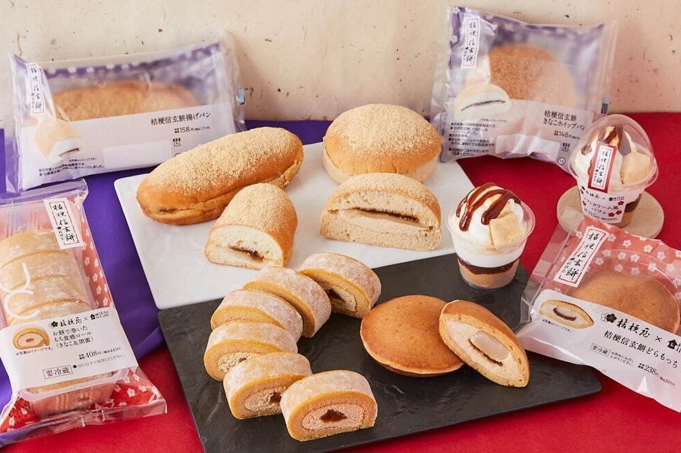 もちもち食感スイーツ｜ローソン×山梨銘菓「桔梗信玄餅」限定スイーツ、黒蜜ソース入りもちもちロールケーキやどらもっち
