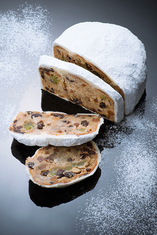 東京マリオットホテルのクリスマスケーキ＆ブレッド、とろける球体のチョコレートケーキなど | 写真